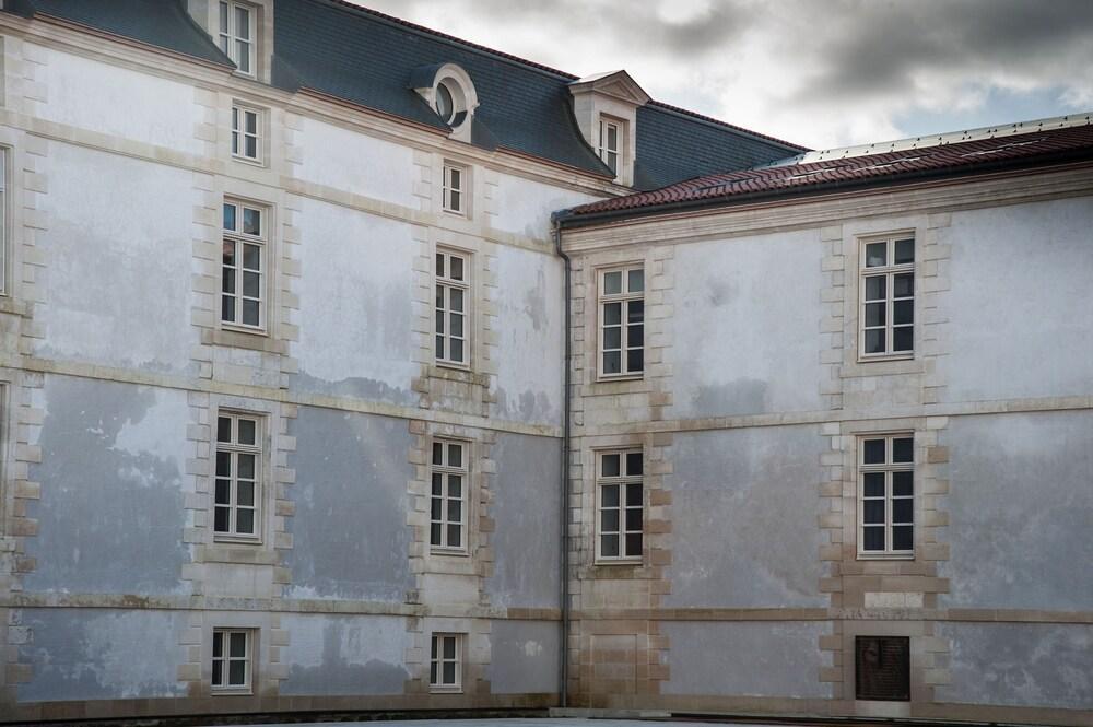 Residence De L'Arsenal Royal - Meubles De Tourisme โรชฟอร์ ภายนอก รูปภาพ