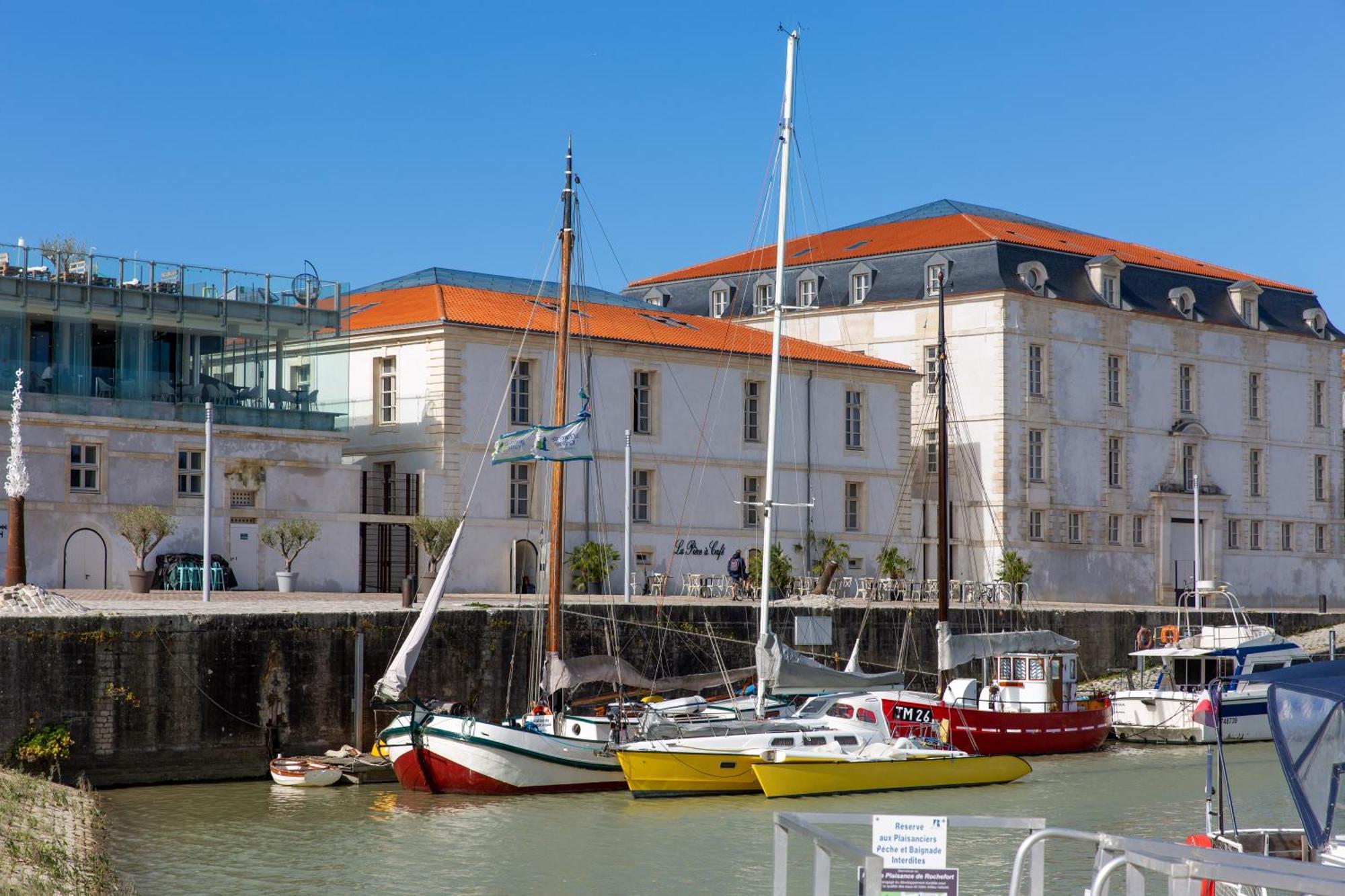 Residence De L'Arsenal Royal - Meubles De Tourisme โรชฟอร์ ภายนอก รูปภาพ